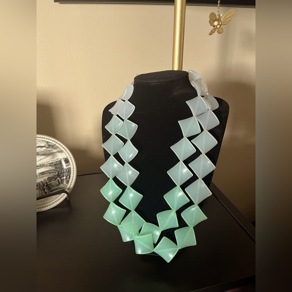 Vintage light green acrylic layered necklace .11” L. - Picture 1 of 7